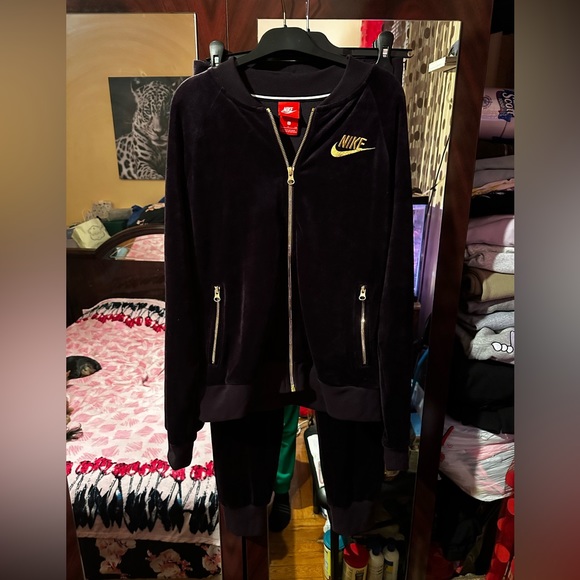 Pre Owned! Nike 2 Piece Velvet Women Tracksuit , Zip Up Hoddie and Pants - Picture 7 of 7